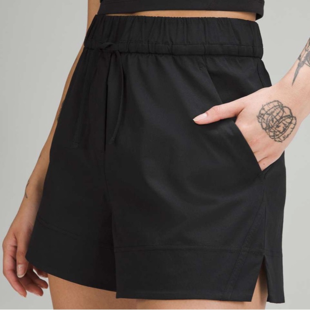 Lululemon Cinchable Waist High-Rise Woven Short 3.5"
Black Size XS